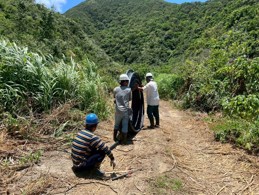《圖說》工作人員在山林間鋪設管線。〈水利局提供〉