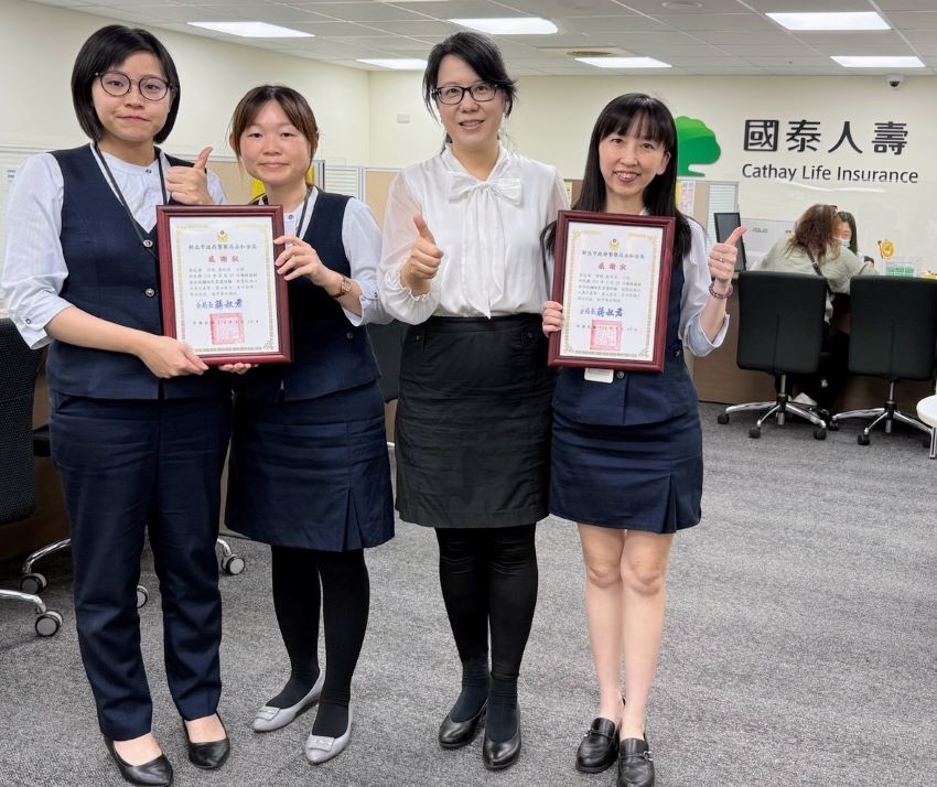 《圖說》永和分局長蔣叔君與國泰人壽永和服務中心有功人員合影。〈永和分局提供〉