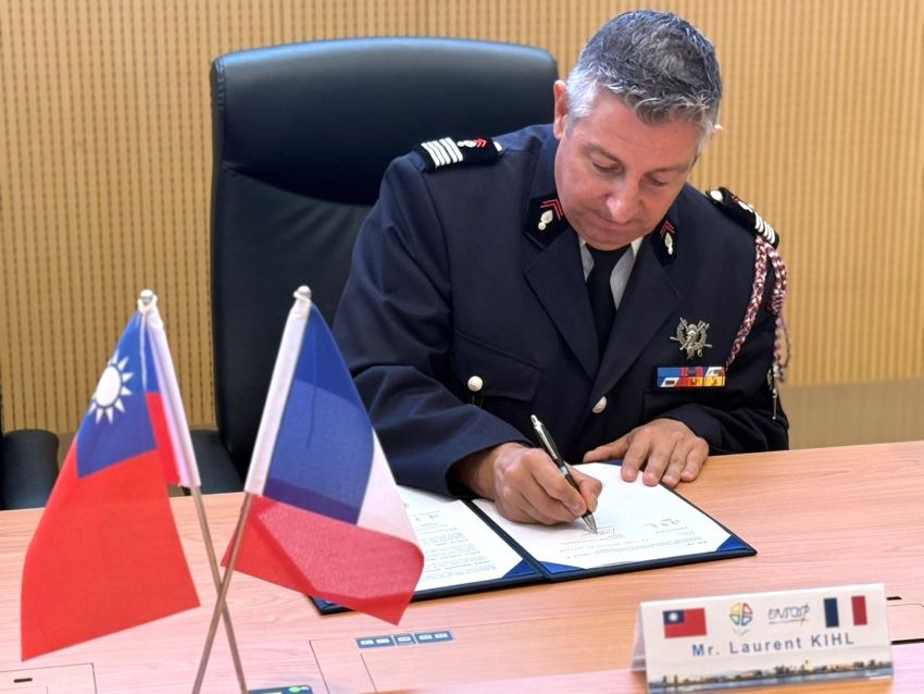 《圖說》法國消防官高等學院校長簽署MOU。〈消防局提供〉