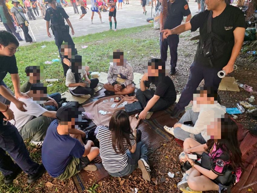公然球場旁聚賭 海山警逮14移工扣28萬元賭資 1 《圖說》海山警於環河西路堤外的球場旁,查獲聚眾賭博案件,當場逮捕14名賭客。〈海山分局提供〉