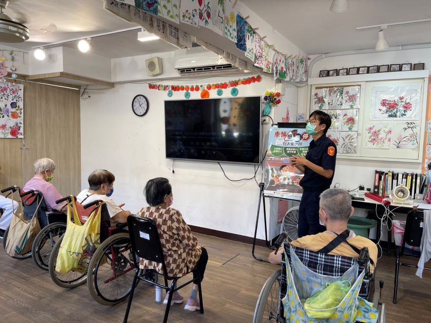 交通安全人人有責 海山警宣導長者注意事項 2 《圖說》海山警宣導特別針對行人安全注意事項說明。〈海山分局提供〉