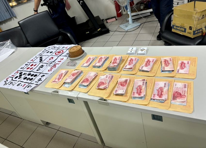 公然球場旁聚賭 海山警逮14移工扣28萬元賭資 3 《圖說》海山警查扣賭資計新臺幣28萬元及賭具。〈海山分局提供〉
