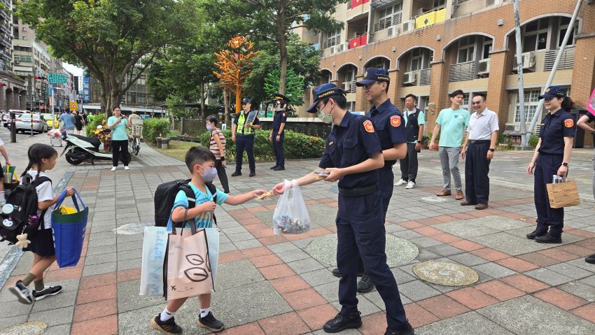 交通安全大家一起來 海山警籲「慢看停」、「保持距離」 2 《圖說》海山分局強調,交通安全需要所有用路人共同配合,養成「慢看停」與「保持距離」的好習慣,才能有效降低事故發生。〈海山分局提供〉