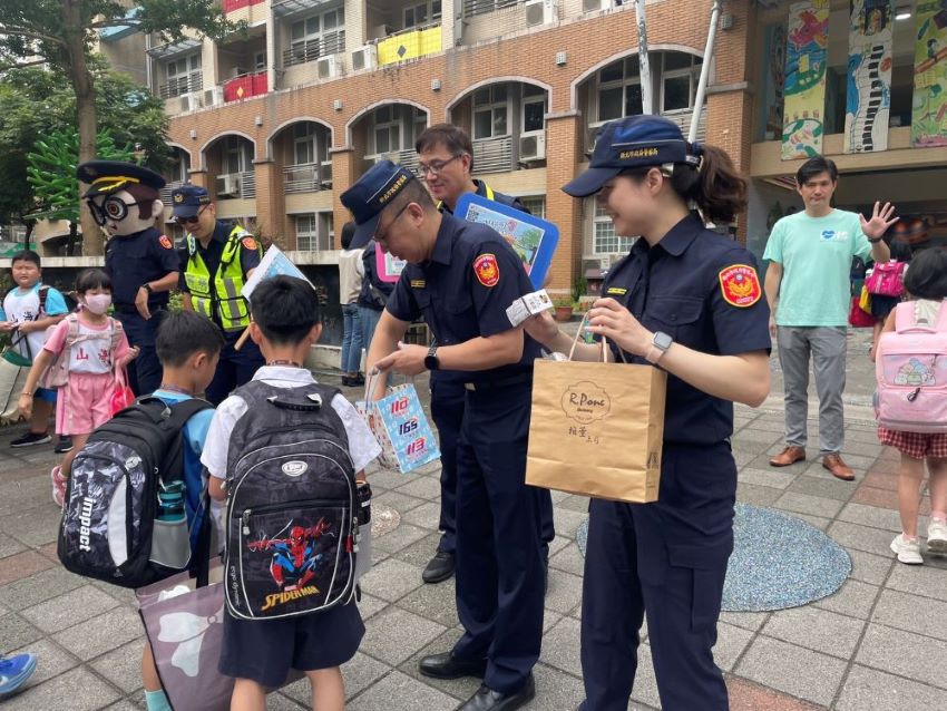 交通安全大家一起來 海山警籲「慢看停」、「保持距離」 1 《圖說》海山分局長林國民於校園分發交通安全宣導品。〈海山分局提供〉