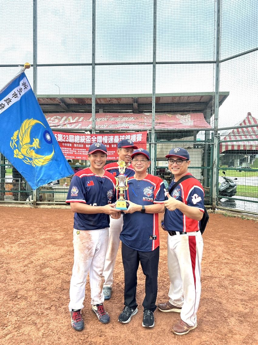 《圖說》消防局長陳崇岳〈中〉、左1隊長陳柏儒副大隊長、右1領隊李建霖副大隊長、後排教練橫科分隊長王欣麟合照。〈消防局提供〉