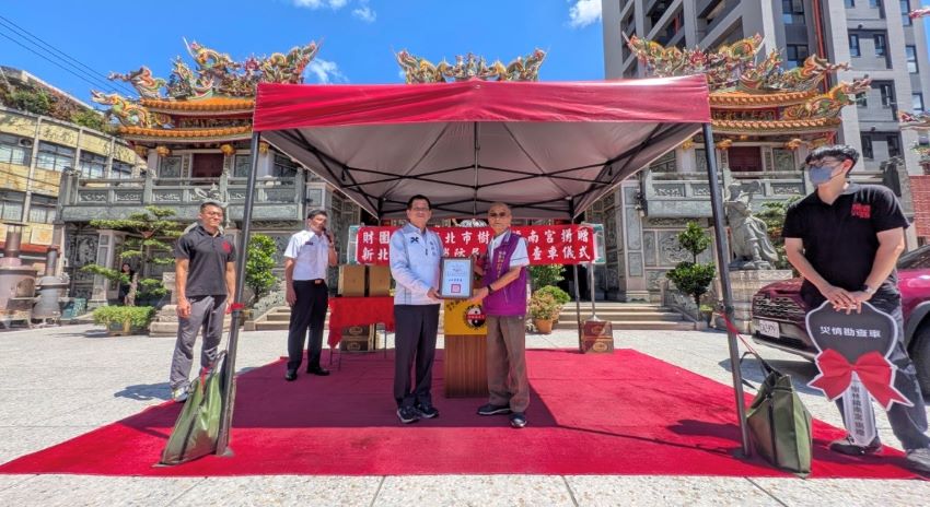 關注公益不遺餘力 樹林鎮南宮贈新北消勘查車 1 《圖說》廟方捐贈災情勘查車予新北市政府消防局,左許正秋董事長,右陳崇岳局長。〈消防局提供〉