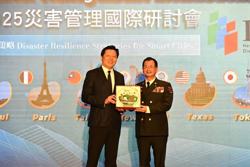 《圖說》2025年新北市災害管理國際研討會新北市副市長朱惕之頒發講座紀念品，右為新北市消防局長陳崇岳。〈消防局提供〉
