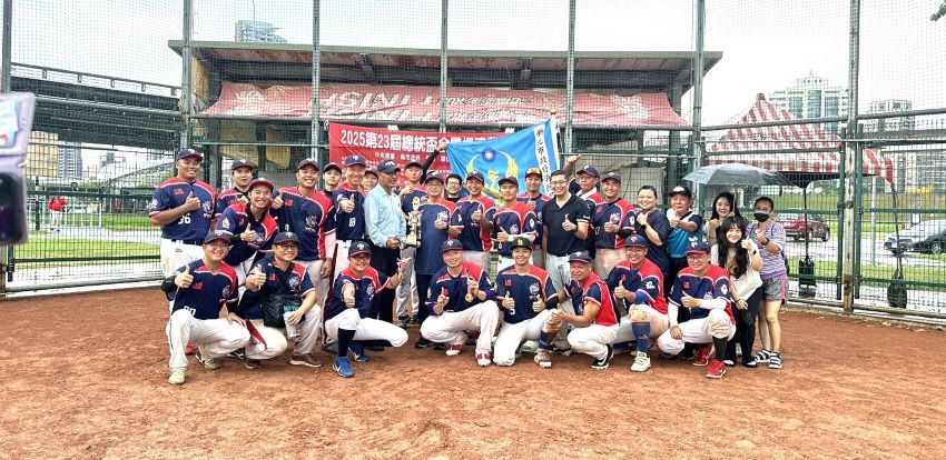 《圖說》消防局長陳崇岳與球員合照。〈消防局提供〉