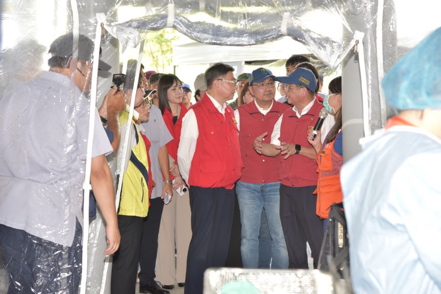 《圖說》視導國家級災難緊急醫療救護隊演練，聽取消防局長陳崇岳〈右二〉簡報。〈消防局提供〉