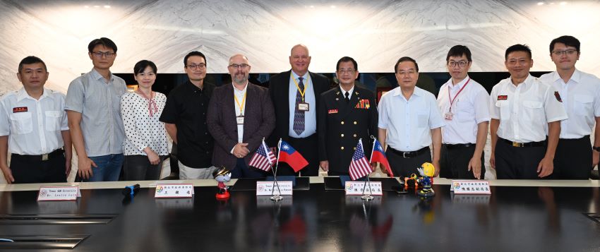 《圖說》美國德州農工大學代表與新北市消防局人員合影。〈消防局提供〉