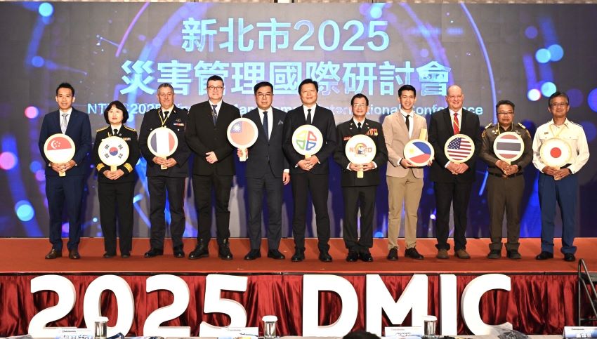 《圖說》2025年新北市災害管理國際研討會新北市與7國代表合照。〈消防局提供〉