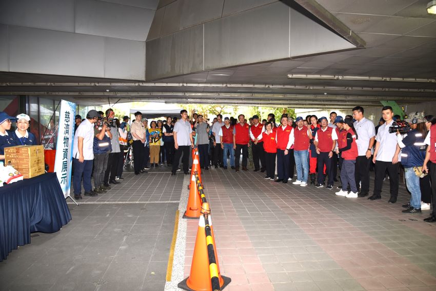 《圖說》行政院長及侯友宜市長視導新莊區防災協作中心志工參演情形。〈消防局提供〉