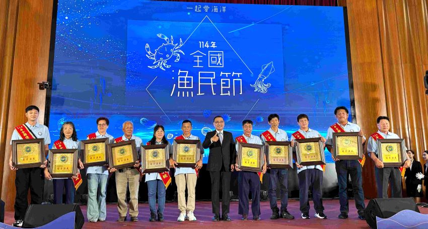 表揚全國優秀漁民 侯:持續推動新北永續漁業發展 1 《圖說》新北市長侯友宜出席全國漁民節頒獎典禮,表揚11位優秀漁民。〈漁業處提供〉