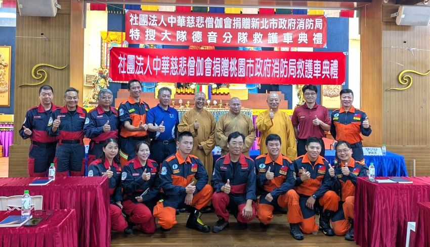 《圖說》中華慈悲僧伽會捐贈新北市消防局特搜大隊德音分隊高頂救護車合影。〈特搜大隊提供〉