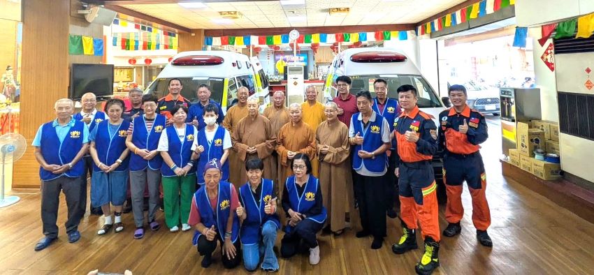 《圖說》中華慈悲僧伽會捐贈高頂救護車合影三。〈特搜大隊提供〉