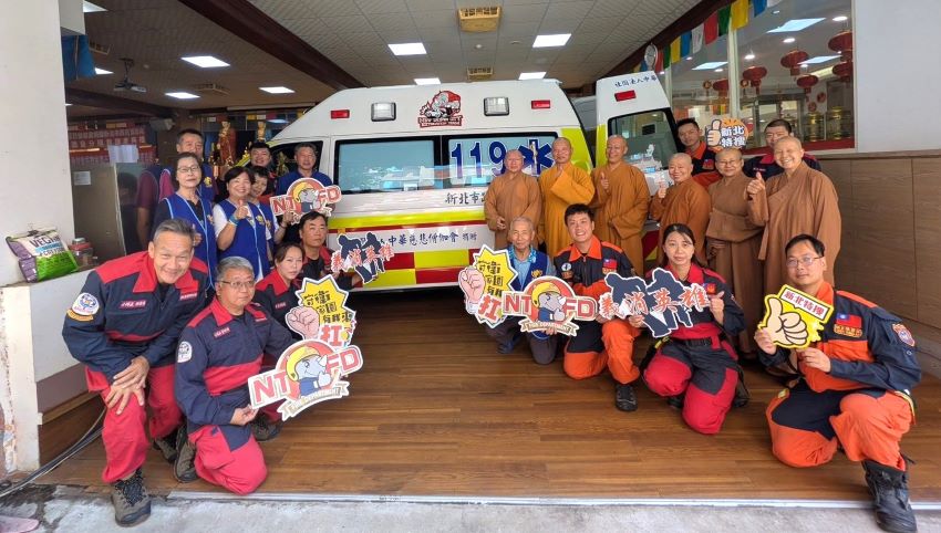 《圖說》中華慈悲僧伽會捐贈高頂救護車合影二。〈特搜大隊提供〉