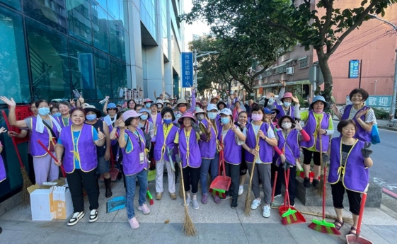 《圖說》侯友宜市長表示，市府自明年度起調增里基層工作經費級距，以及為使第一線基層人員能夠在執勤時有更完善的保障，自明年度起由民政局統一為全市2萬2,381位鄰長投保意外險，以感謝鄰長長期協助政策推動與服務市民。〈民政局提供〉