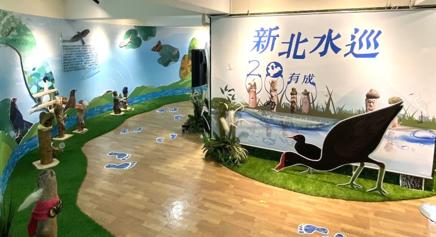 《圖說》《新北水巡　20有成》特展以漂流木、自然材及回收物打造的「水巡小木人」裝扮成水巡隊中不同的角色引導觀展。〈環保局提供〉