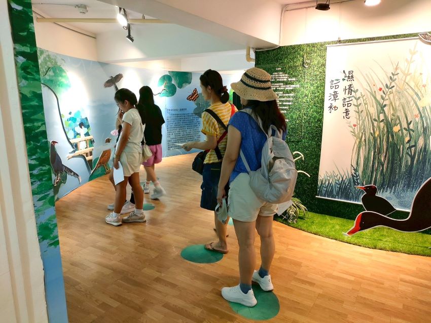 《圖說》濕地故事館2樓展出環保局漳和濕地介紹。〈環保局提供〉