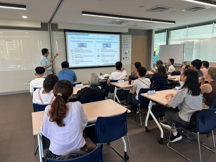 國際青年走訪新北ESG企業與環教場域 見證臺灣永續行動力 4 《圖說》「綠色科技加速器」分享淨零減碳技術與創新案例,激發青年思考更多永續行動的可能性。〈環保局提供〉