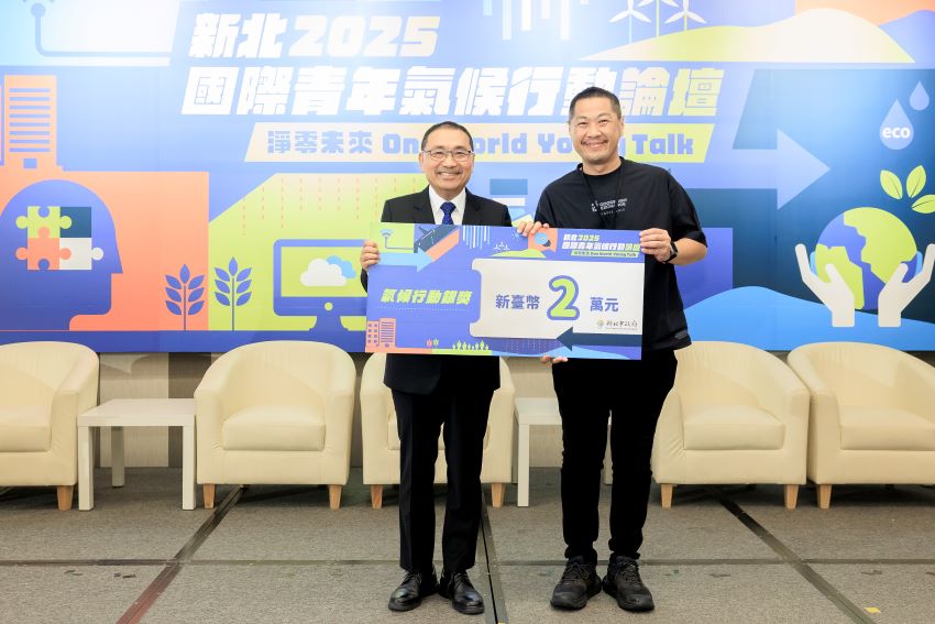 《圖說》國立中正大學的王家瑋、廖翊廷、陳立峰、謝維佳所提出「青年領導力」獲得銀獎，獲頒2萬元獎金。〈環保局提供〉