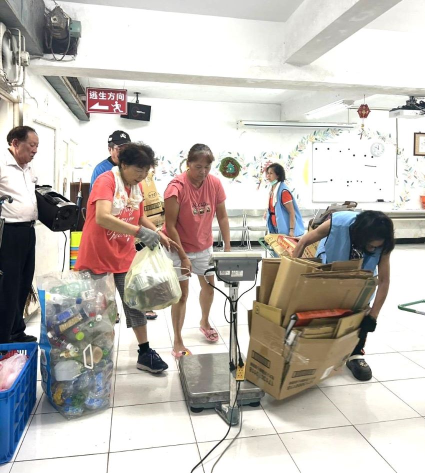 《圖說》新店玫瑰里黃金資收站志義工夥伴協助幫忙。〈環保局提供〉