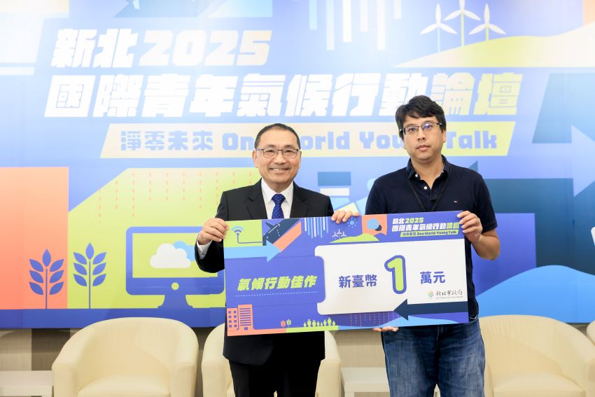 《圖說》國立臺灣大學的陳諺增、國立中山大學的林咨妤所提出「社區太陽能 -再生電池充電站」獲得佳作，獲頒1萬元獎金。〈環保局提供〉