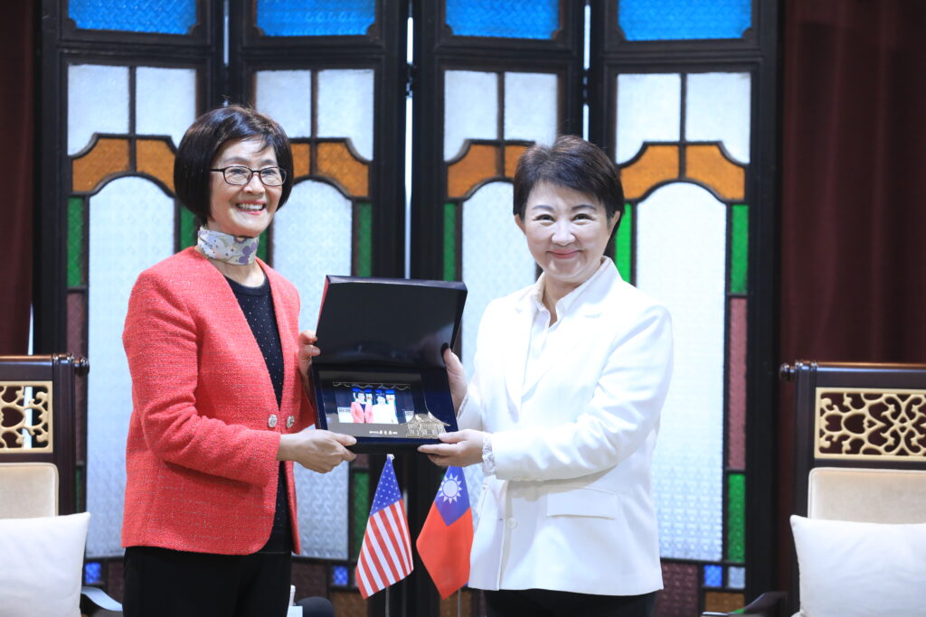 %E7%9B%A7%E5%B8%82%E9%95%B7%E8%88%87%E7%99%BD%E7%B8%BD%E6%9C%83%E9%95%B7%E5%90%88%E5%BD%B1