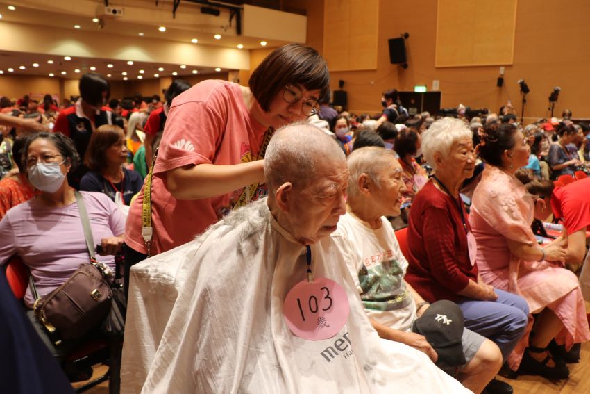 最年長103歲 「幸福送暖、讓愛從頭」23年不懈 2 《圖說》103歲的阿公李忠喜特地來剪髮,感受重陽敬老的歡樂。〈社會局提供〉