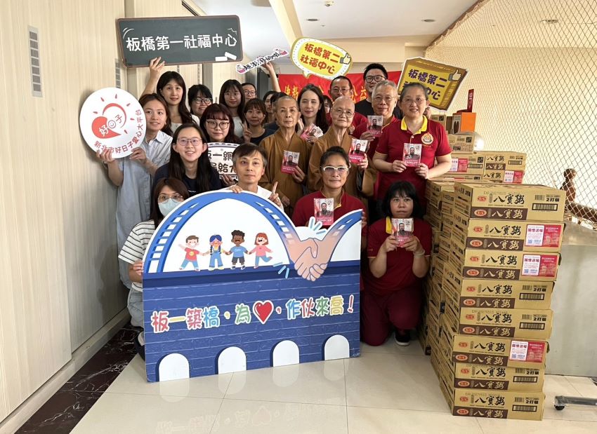 《圖說》第一社福中心陳慶家主任〈前排中〉及同仁與世界佛教正心會成員合影、第二排中第二社福中心陳思穎主任。〈記者葉柏成攝〉