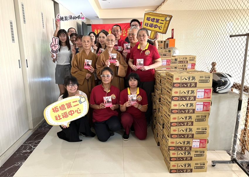 《圖說》第二社福中心陳思穎主任〈後排中〉及同仁與世界佛教正心會成員合影。〈記者葉柏成攝〉