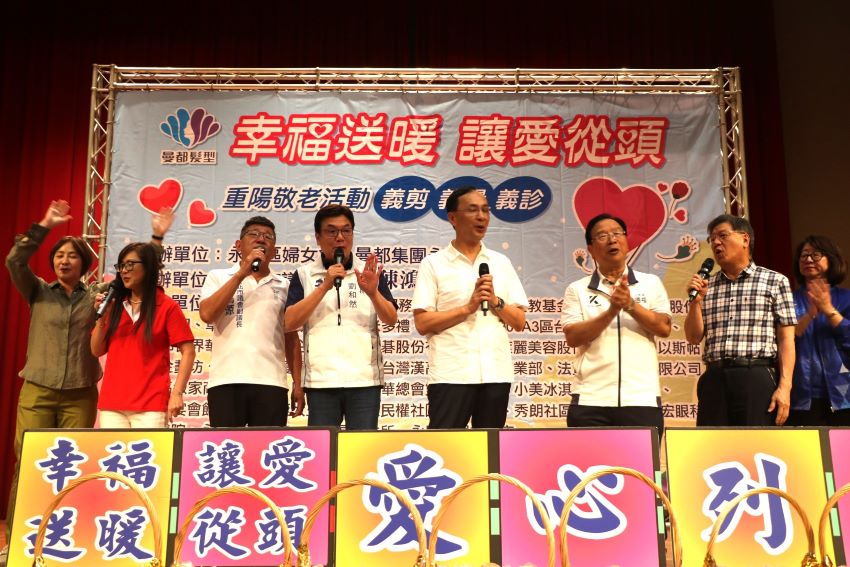 最年長103歲 「幸福送暖、讓愛從頭」23年不懈 1 《圖說》新北市副市長劉和然(左4)和前任市長朱立倫到場一起為長輩慶生,並啟動幸福列車,還合唱朋友為長輩祝福,左3為市議會副議長陳鴻源,右3為立委林德福,左1為曼都集團董事長賴淑芬,左2為永和區婦女會理事長劉世琪。〈社會局提供〉