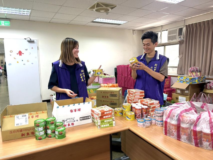 宮廟捐贈普渡物資最受歡迎排行 泡麵、鯖魚罐頭、調理包前三 4 《圖說》土城社福中心社工整理收到的普渡物資,發現案家特別喜歡鯖魚罐頭。〈社會局提供〉
