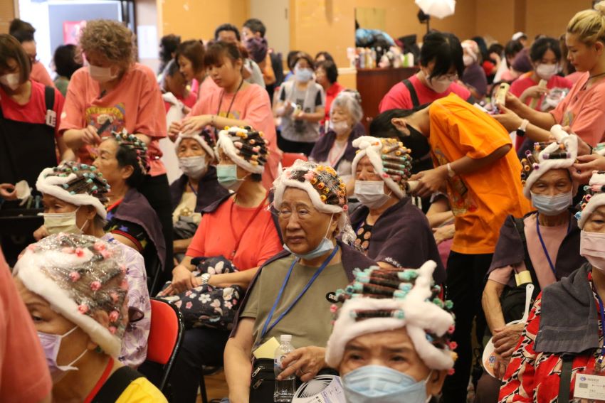 最年長103歲 「幸福送暖、讓愛從頭」23年不懈 3 《圖說》幸福送暖 讓愛從頭活動,共有800多位長輩接受義剪義燙服務。〈社會局提供〉