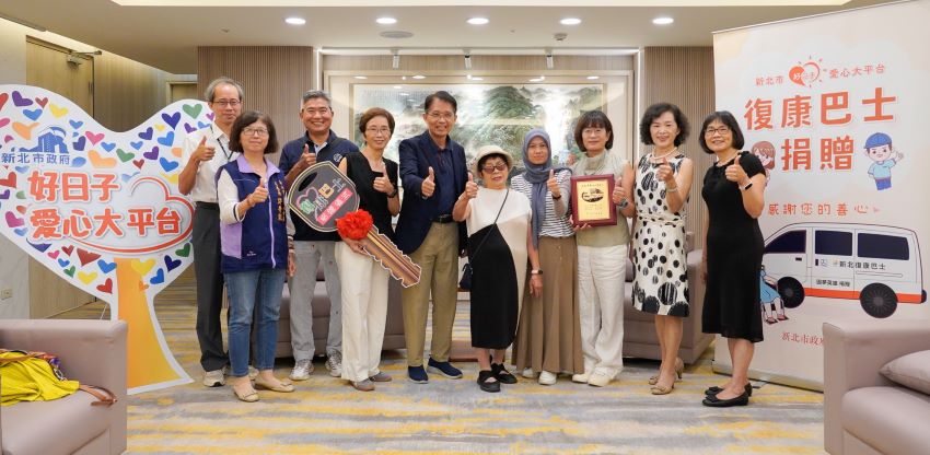 捐高頂雙乘座位復康巴士 莊家一輛車兩份愛 2 《圖說》新莊區莊家捐贈高頂雙乘座位復康巴士,由市府秘書長邱敬斌(左5)代收並回贈感謝牌。〈社會局提供〉