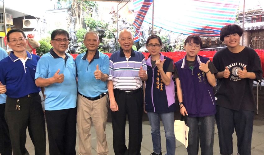 宮廟捐贈普渡物資最受歡迎排行 泡麵、鯖魚罐頭、調理包前三 2 《圖說》板橋埔墘福德宮常務監察曾文步(中)代表捐贈普渡物資100組予社會局實物銀行。〈社會局提供〉