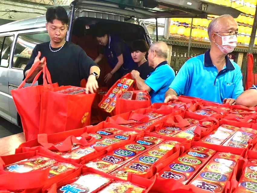 宮廟捐贈普渡物資最受歡迎排行 泡麵、鯖魚罐頭、調理包前三 3 《圖說》9月15日社會局板橋第一及第二社福中心及埔墘福德宮協力搬運100組普渡物資上車。〈社會局提供〉