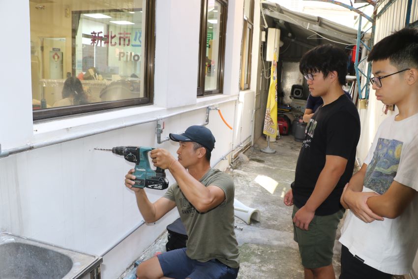《圖說》新北市少年培力園為輔導的少年開辦各項職場準備性技藝，並聘請藍天水電行藍建國（左）為少年實地操作示範。〈社會局提供〉