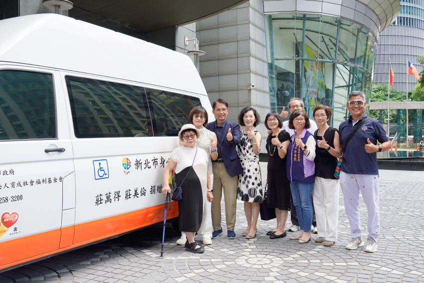 捐高頂雙乘座位復康巴士 莊家一輛車兩份愛 3 《圖說》新莊區莊家捐高頂雙乘座位復康巴士,由市府秘書長邱敬斌(左3)代收。〈社會局提供〉