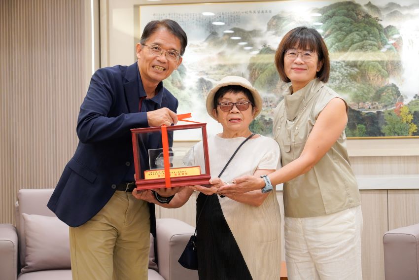 捐高頂雙乘座位復康巴士 莊家一輛車兩份愛 1 《圖說》新北市府秘書長邱敬斌(左)代表侯友宜市長回贈復康巴士模型車給莊母莊呂秀惠和女兒莊瑟芬,左二社會局副局長許秀能。〈社會局提供〉