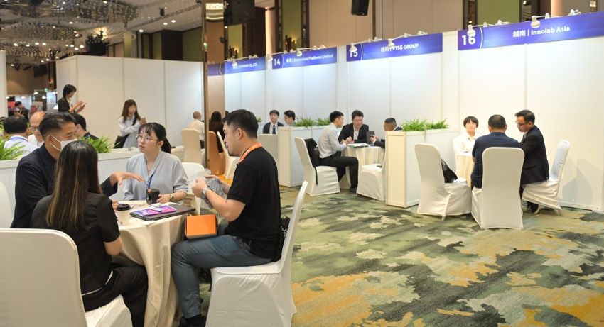 《圖說》來自日本、義大利、波蘭等共13國、53家企業買主，進行一對一商洽媒合，開發潛在商機，增加國際能見度。〈經發局提供〉