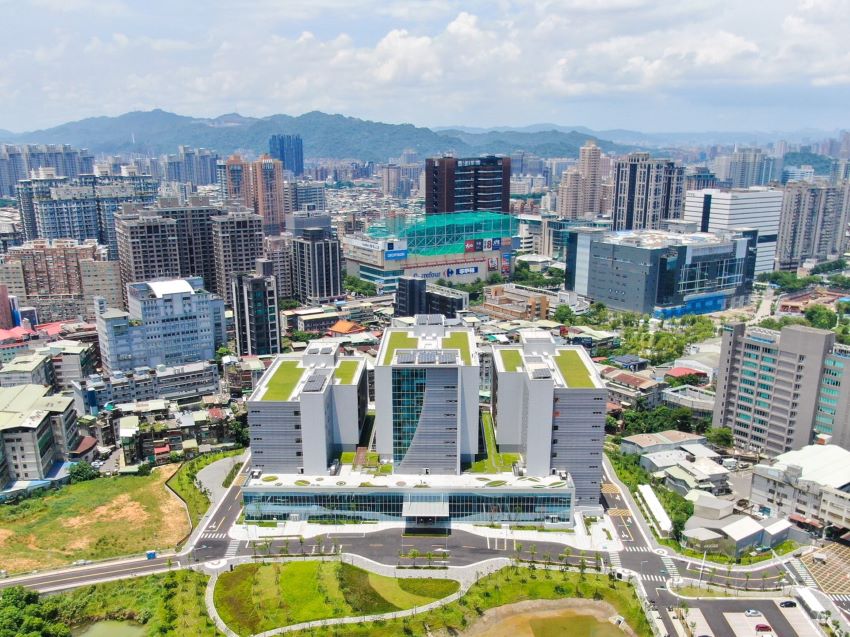 產業重鎮三生共融典範 新北寶高智慧園區榮獲國家卓越建設卓越獎 2 《圖說》寶高智慧產業園區自110年完工以來,已吸引鴻海、特斯拉、Garmin等國內外大廠進駐,提供智慧交通、數位AI、資通光電及生技醫療等產業所需的研發與製造空間。〈經發局提供〉