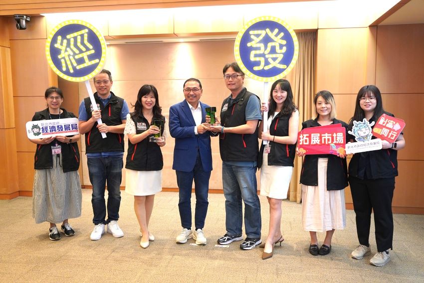 產業重鎮三生共融典範 新北寶高智慧園區榮獲國家卓越建設卓越獎 1 《圖說》經發局長蓉局長(左三)今日率領團隊,在市政會議上將這份榮耀獻給市長侯友宜,與市府團隊共享喜悅。〈經發局提供〉