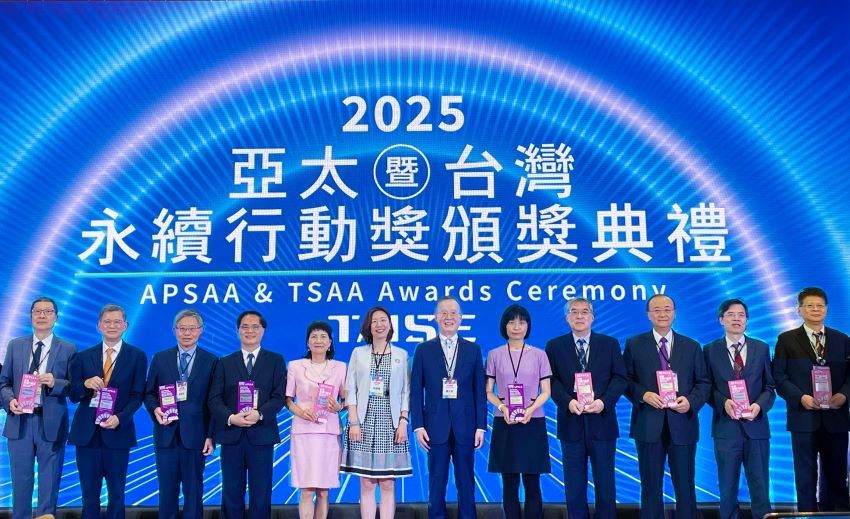 《圖說》臺北醫院鄭舜平院長(右二)、彰化醫院賴仲亮院長(右一)分別榮獲SDG17、SDG3金級殊榮。〈臺北醫院提供〉