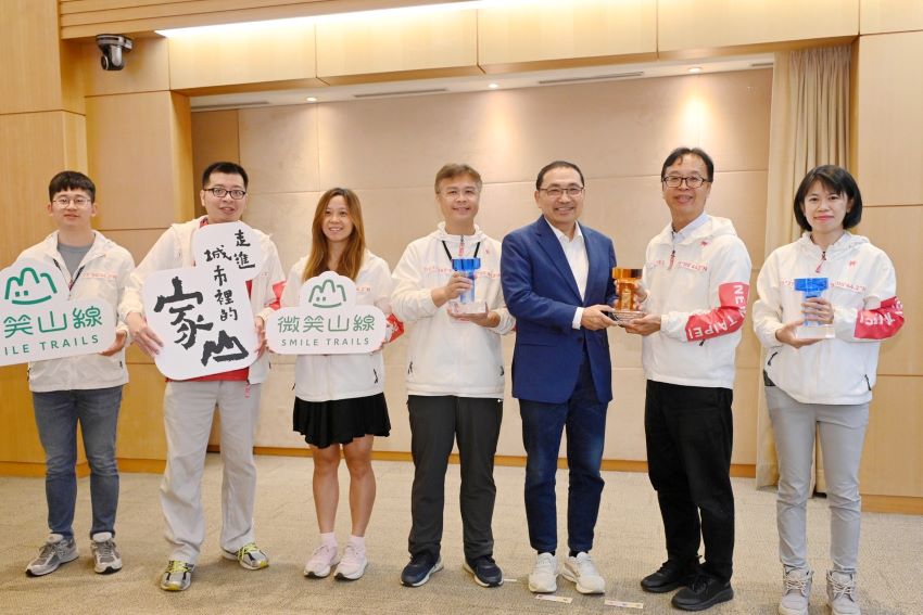 《圖說》局長楊宗珉〈右二〉今日率團隊於市政會議獻獎予侯友宜市長分享殊榮。〈觀旅局提供〉