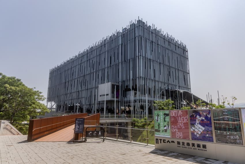 《圖說》新北市美術館設計體現綠建築理念，利用大面積的玻璃帷幕以引入自然光線並減少能源消耗，並考量到通風及隔熱。〈觀旅局提供〉