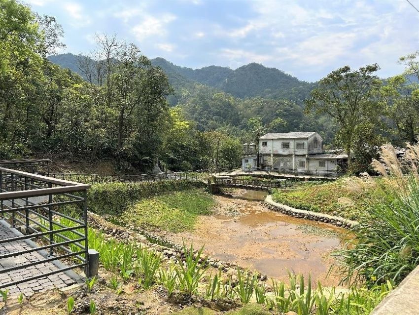 《圖說》「新北市深坑石碇平溪微笑山線環境營造工程」尊重自然及環境共生，環境友善措施導入，打造光的體驗活動。〈觀旅局提供〉