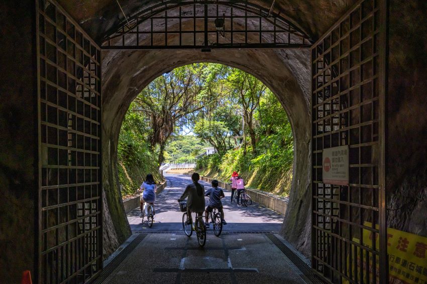 《圖說》遊客可透過「鐵道綠跡 雙溪貢寮人文走讀」2日遊遊程下榻於福隆福容飯店，並迎著晨風，騎著鐵馬，漫遊於舊草嶺隧道中。〈觀旅局提供〉