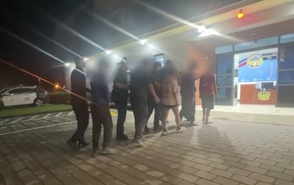 %E8%B6%8A%E7%B1%8D%E7%A7%BB%E5%B7%A5%E5%A4%9C%E5%B8%82%E8%81%9A%E7%9C%BE%E9%AC%A7%E4%BA%8B%E6%9D%B1%E4%BF%A1%E8%AD%A6%E9%9B%B7%E9%9C%86%E5%87%BA%E6%93%8A%E9%80%AE%E4%BA%94%E4%BA%BA