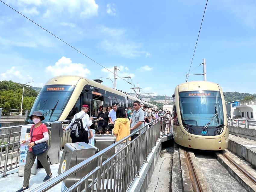 《圖說》搭安坑輕軌前往機廠人潮。〈交通局提供〉